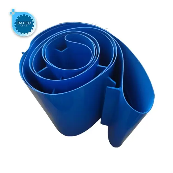 sự kh&aacute;c biệt giữa băng tải PU m&agrave;u xanh v&agrave; băng tải cao su để lựa chọn giải ph&aacute;p ph&ugrave; hợp cho hệ thống sản xuất