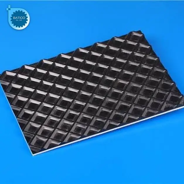 Băng tải PVC caro chống trượt được thiết kế với bề mặt hoa văn gi&uacute;p tăng độ b&aacute;m