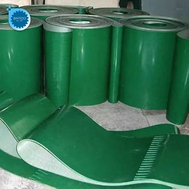 Băng tải PVC khổ lớn được thiết kế để đ&aacute;p ứng nhu cầu vận chuyển h&agrave;ng h&oacute;a c&oacute; k&iacute;ch thước v&agrave; tải trọng lớn