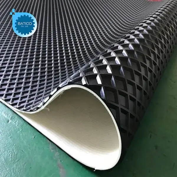 Chọn băng tải PVC caro tải sản phẩm nhựa nguy&ecirc;n sinh dẻo, mối d&aacute;n phẳng mịn gi&uacute;p chịu lực k&eacute;o vượt trội  